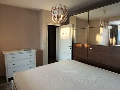 Σαλόνι; ξύλινο πάτωμα, φυσικό φως, μοντέρνο στυλ, ψηλά ταβάνια