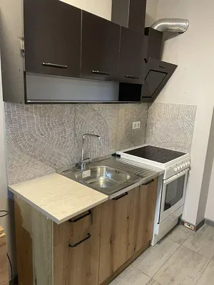 Σαλόνι; ξύλινο πάτωμα, φυσικό φως, μοντέρνο στυλ, ψηλά ταβάνια