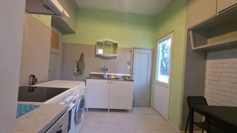 Σαλόνι; ξύλινο πάτωμα, φυσικό φως, μοντέρνο στυλ, ψηλά ταβάνια