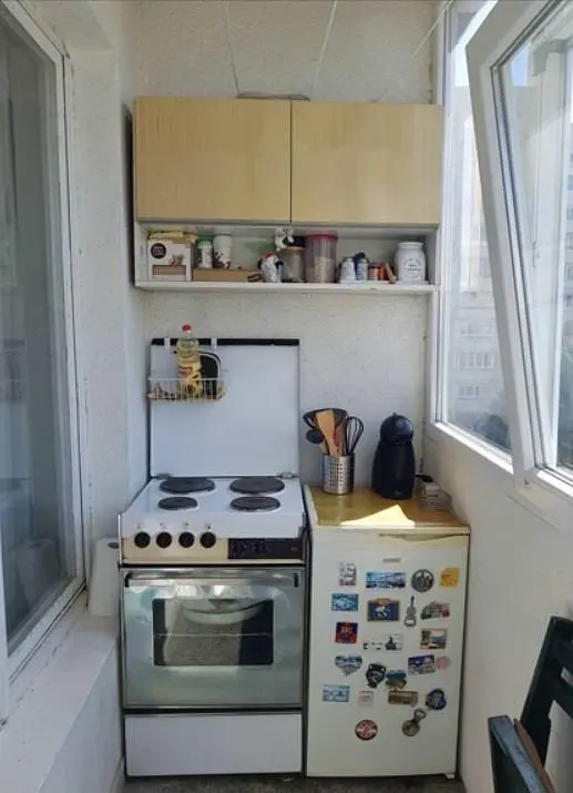 Κουζίνα; συσκευές κουζίνας, ξύλινο πάτωμα, φυσικό φως, μοντέρνο στυλ, ανακαινισμένο