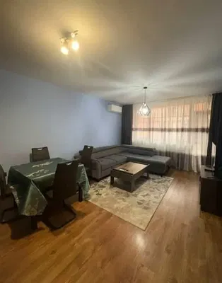 Σαλόνι; ξύλινο πάτωμα, φυσικό φως, μοντέρνο στυλ, ψηλά ταβάνια