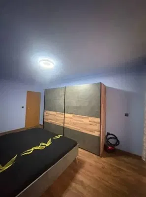 Σαλόνι; ξύλινο πάτωμα, φυσικό φως, μοντέρνο στυλ, ψηλά ταβάνια