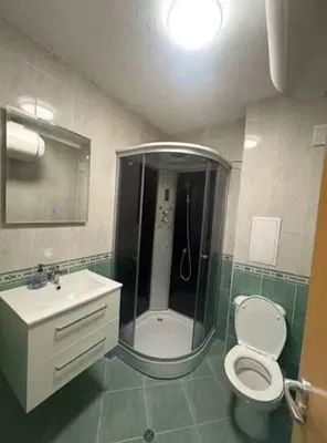 Σαλόνι; ξύλινο πάτωμα, φυσικό φως, μοντέρνο στυλ, ψηλά ταβάνια