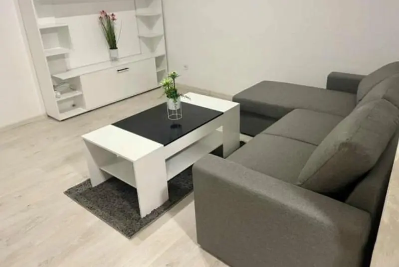 Cocina; electrodomésticos, suelo de madera, luz natural, estilo moderno, renovado