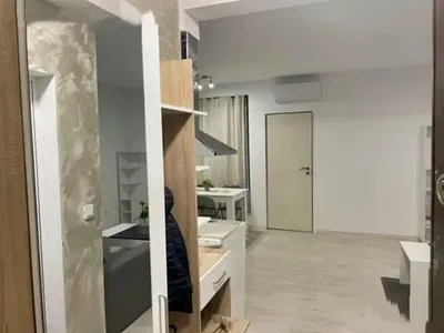 Cocina; electrodomésticos, suelo de madera, luz natural, estilo moderno, renovado
