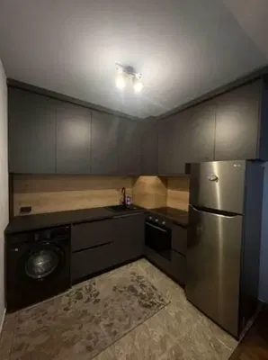 Σαλόνι; ξύλινο πάτωμα, φυσικό φως, μοντέρνο στυλ, ψηλά ταβάνια