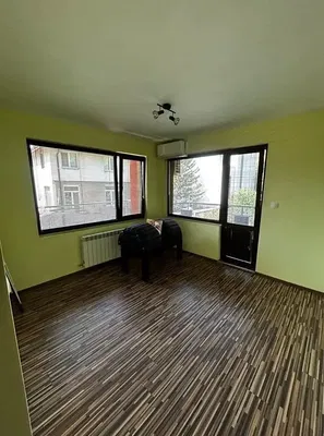 Salón; suelo de madera, luz natural, estilo moderno, techos altos