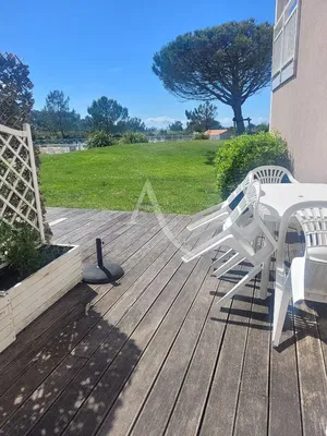 Woonkamer; houten vloer, natuurlijk licht, moderne stijl, hoge plafonds