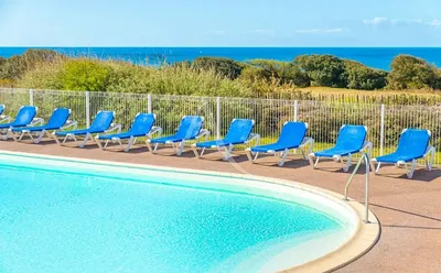 Woonkamer; houten vloer, natuurlijk licht, moderne stijl, hoge plafonds