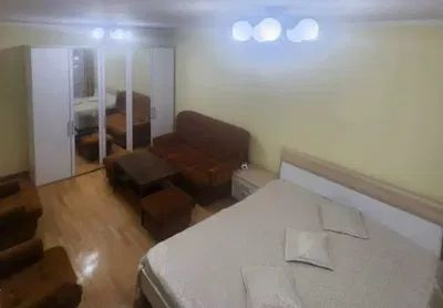 Σαλόνι; ξύλινο πάτωμα, φυσικό φως, μοντέρνο στυλ, ψηλά ταβάνια