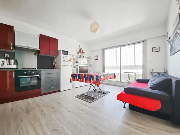 Keuken; keukenapparatuur, houten vloer, natuurlijk licht, moderne stijl, gerenoveerd