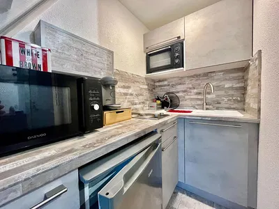 Salon; parquet, lumière naturelle, style moderne, hauteur sous plafond