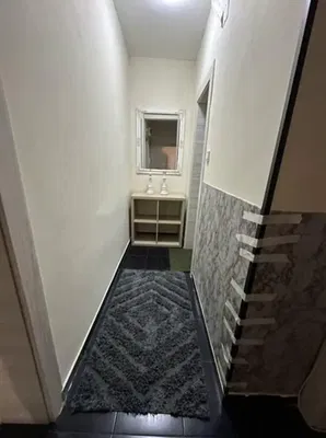 Σαλόνι; ξύλινο πάτωμα, φυσικό φως, μοντέρνο στυλ, ψηλά ταβάνια