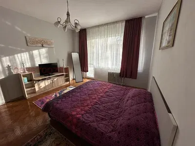 Κουζίνα; συσκευές κουζίνας, ξύλινο πάτωμα, φυσικό φως, μοντέρνο στυλ, ανακαινισμένο