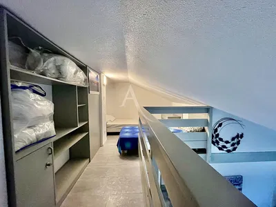 Cuisine; électroménager, parquet, lumière naturelle, style moderne, rénové