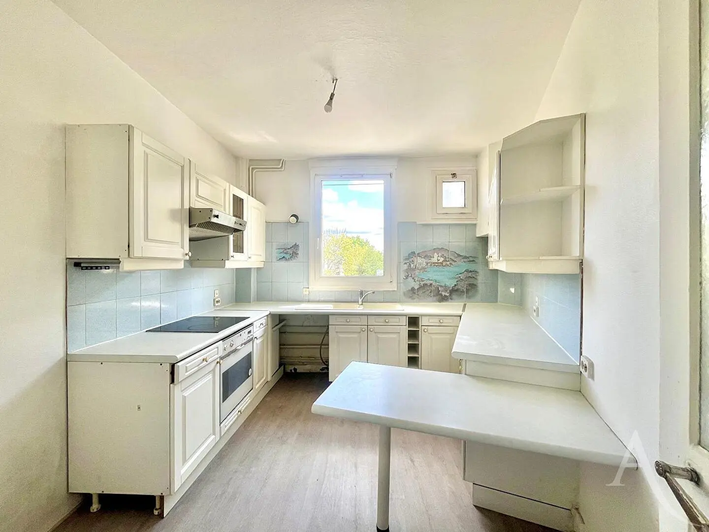 Kuhinja; kućanski aparati, pločice, prirodna svjetlost, moderan stil, renoviran