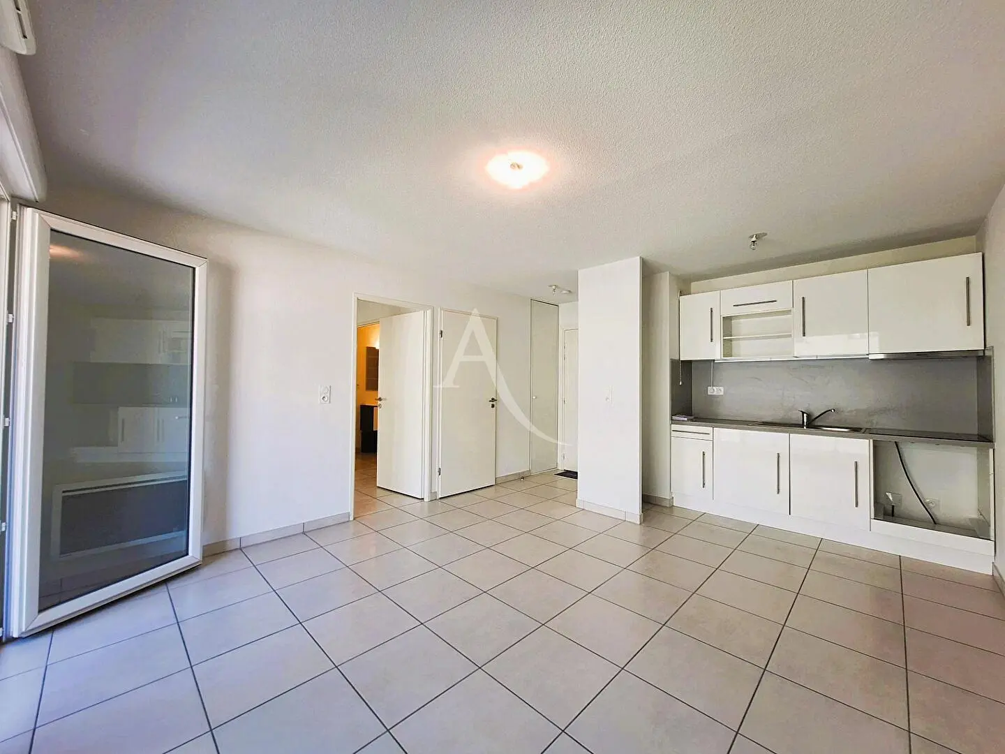 غرفة معيشة; أرضية خشبية, ضوء طبيعي, أسلوب عصري, أسقف عالية