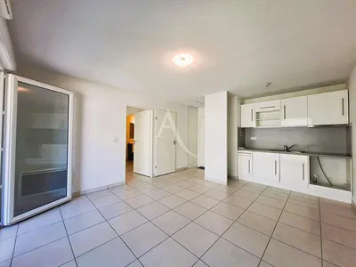 غرفة معيشة; أرضية خشبية, ضوء طبيعي, أسلوب عصري, أسقف عالية