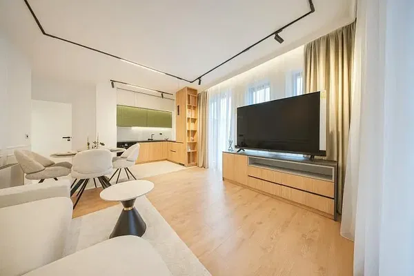 Salón; suelo de madera, luz natural, estilo moderno, techos altos