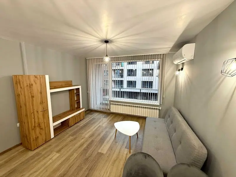 Wohnzimmer; holzboden, tageslicht, moderner stil, hohe decken