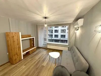 Wohnzimmer; holzboden, tageslicht, moderner stil, hohe decken