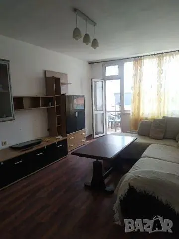 Wohnzimmer; holzboden, tageslicht, moderner stil, hohe decken