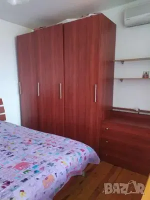 Wohnzimmer; holzboden, tageslicht, moderner stil, hohe decken