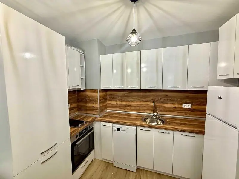 Wohnzimmer; holzboden, tageslicht, moderner stil, hohe decken