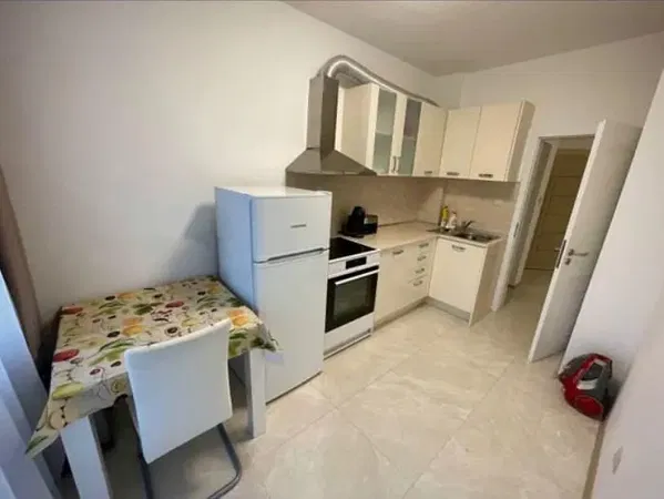 Küche; küchengeräte, fliesenboden, tageslicht, moderner stil, renoviert