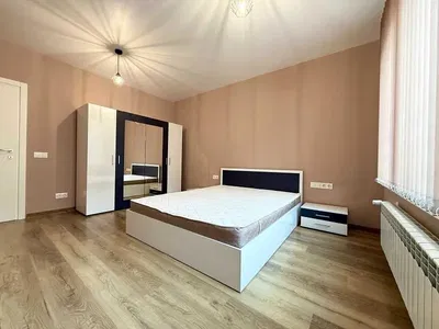 Wohnzimmer; holzboden, tageslicht, moderner stil, hohe decken