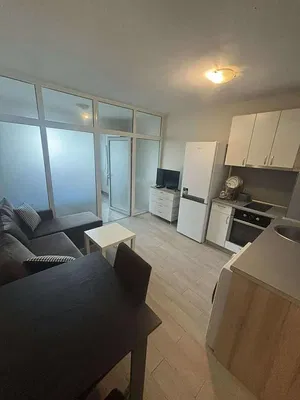 Wohnzimmer; holzboden, tageslicht, moderner stil, hohe decken