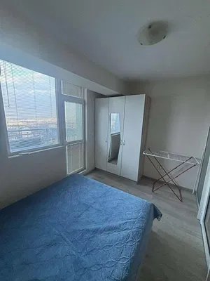 Wohnzimmer; holzboden, tageslicht, moderner stil, hohe decken