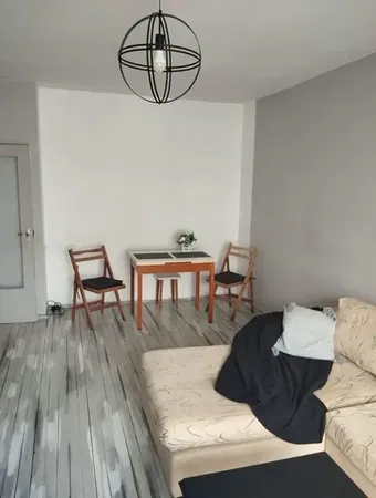 Sala de estar; chão de madeira, luz natural, estilo moderno, teto alto