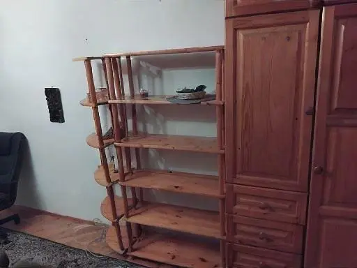 Wohnzimmer; holzboden, tageslicht, moderner stil, hohe decken