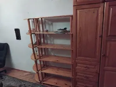 Wohnzimmer; holzboden, tageslicht, moderner stil, hohe decken