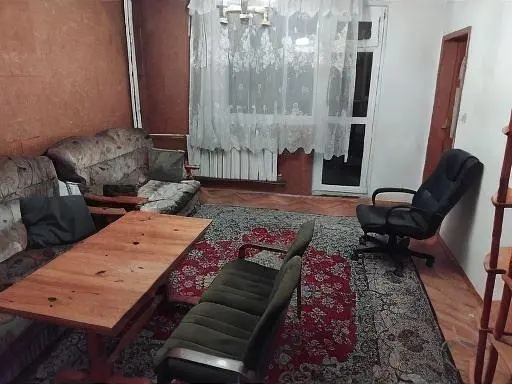 Wohnzimmer; holzboden, tageslicht, moderner stil, hohe decken