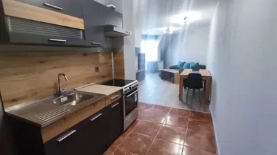 Salón; suelo de madera, luz natural, estilo moderno, techos altos