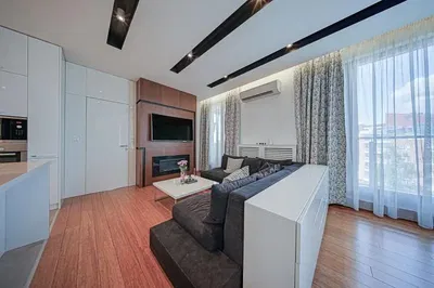 Wohnzimmer; holzboden, tageslicht, moderner stil, hohe decken