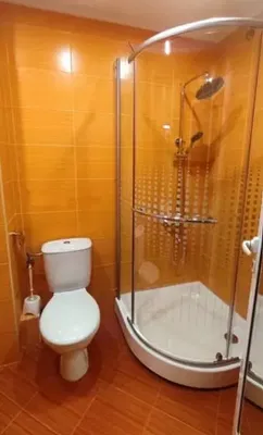 Salón; suelo de madera, luz natural, estilo moderno, techos altos