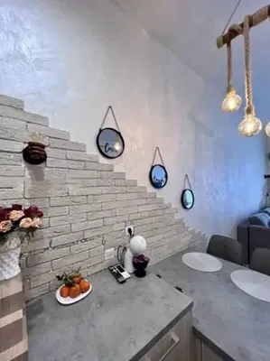 Sala de estar; chão de madeira, luz natural, estilo moderno, teto alto