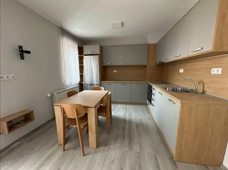 Wohnzimmer; holzboden, tageslicht, moderner stil, hohe decken