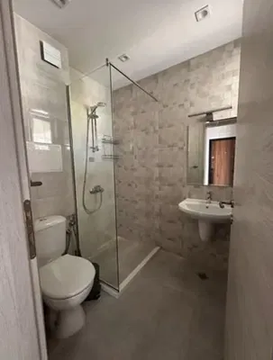 Wohnzimmer; holzboden, tageslicht, moderner stil, hohe decken