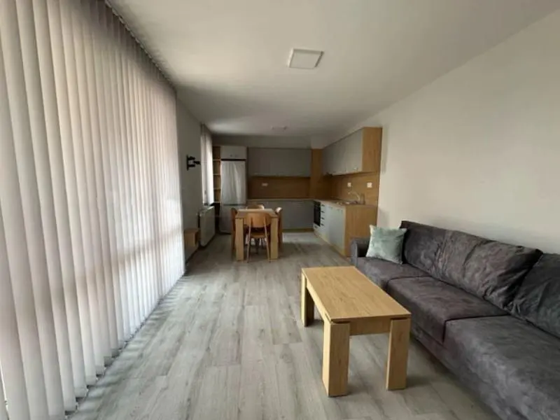 Wohnzimmer; holzboden, tageslicht, moderner stil, hohe decken