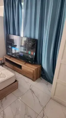 Salón; suelo de madera, luz natural, estilo moderno, techos altos