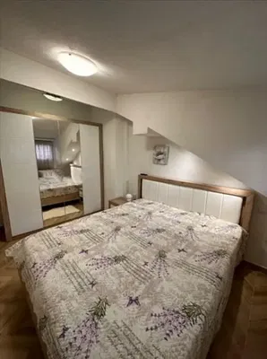 Cocina; electrodomésticos, suelo de madera, luz natural, estilo moderno, renovado