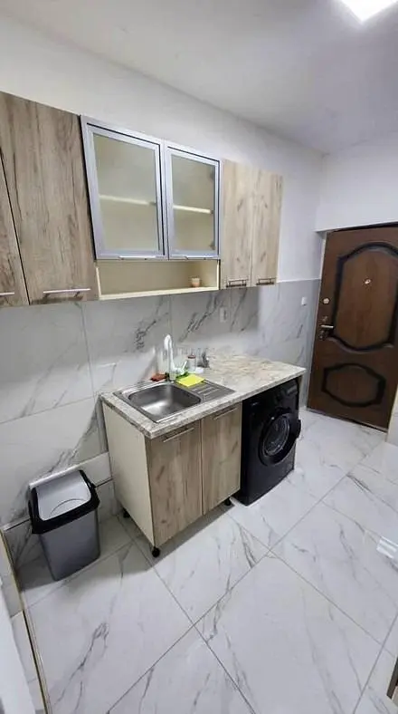 Salón; suelo de madera, luz natural, estilo moderno, techos altos