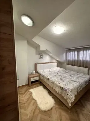 Cocina; electrodomésticos, suelo de madera, luz natural, estilo moderno, renovado