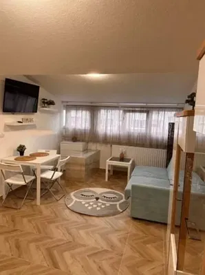 Salón; suelo de madera, luz natural, estilo moderno, techos altos