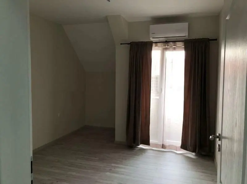 Wohnzimmer; holzboden, tageslicht, moderner stil, hohe decken