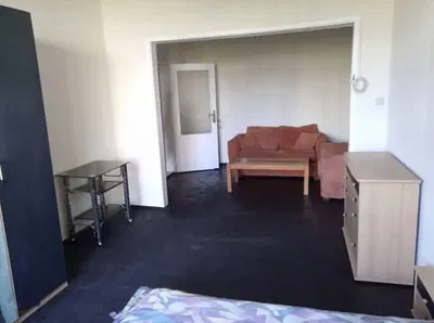 Wohnzimmer; holzboden, tageslicht, moderner stil, hohe decken